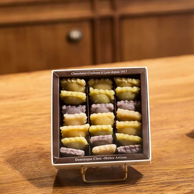 Dentelles de Lyon Box of 28 pieces