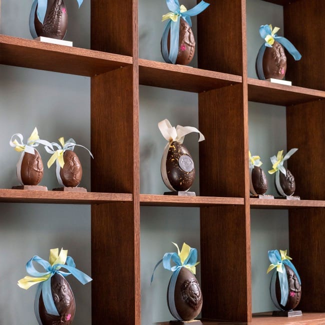 Easter Egg Paon, Milk 15cm, Side Filling Easter Egg Paon, Milk 15cm, Side Filling